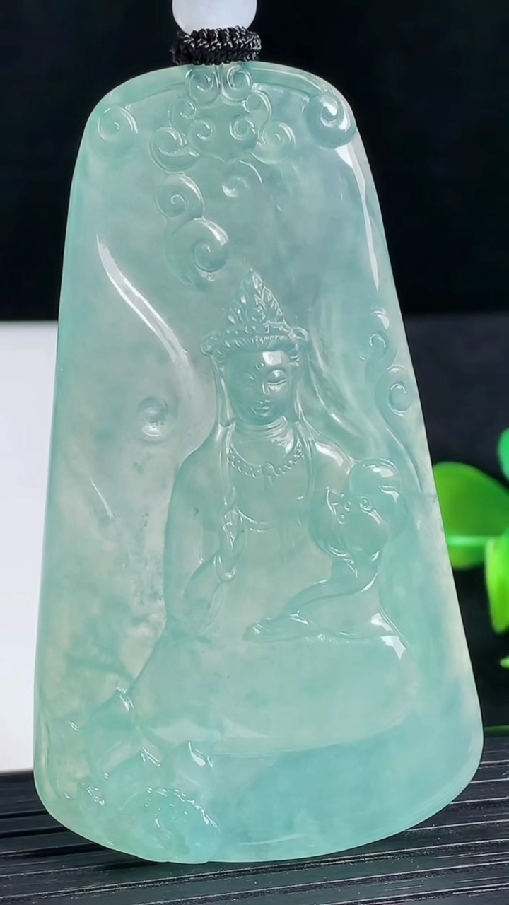 天然A货翡翠大势至菩萨吊坠尺寸67.5-39.8-5.4重量:34.70g
3月18日