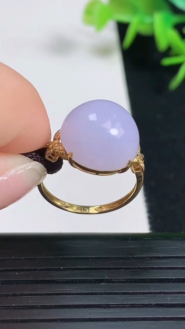 天然A货翡翠18k金紫罗兰蛋面戒指，尺寸17.3-13-8.8，重量:3.70g2026年3月18日
工厂直销收藏佳品,种好水足，色泽均匀，有种有色，上手高大气！