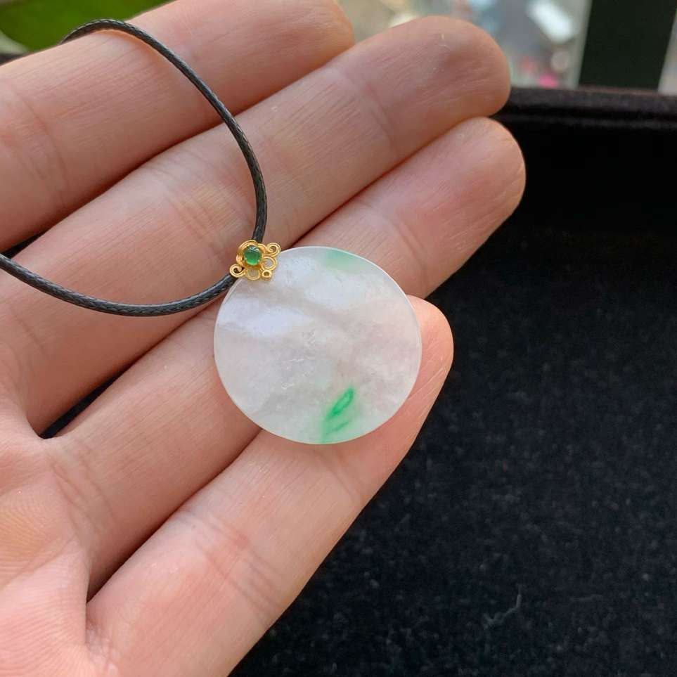 A货天然翡翠冰糯种18k飘绿无事牌吊坠重量2.54
3月18日