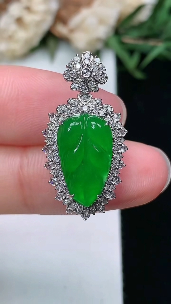 天然A货翡翠金枝玉叶 叶子吊坠，尺寸26.8-13.7-10，裸石14.2-8.5
3月18日