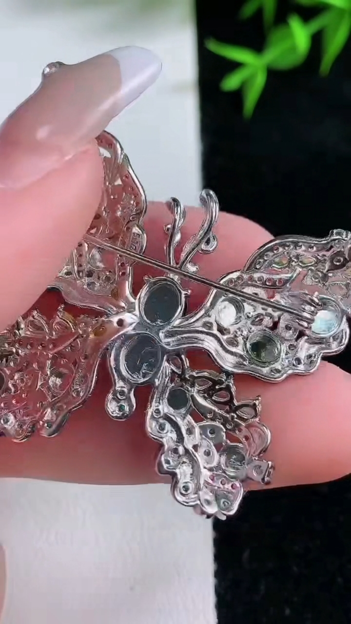 天然A货翡翠蛋面蝴蝶胸针，尺寸5，重量:10.88g
3月18日