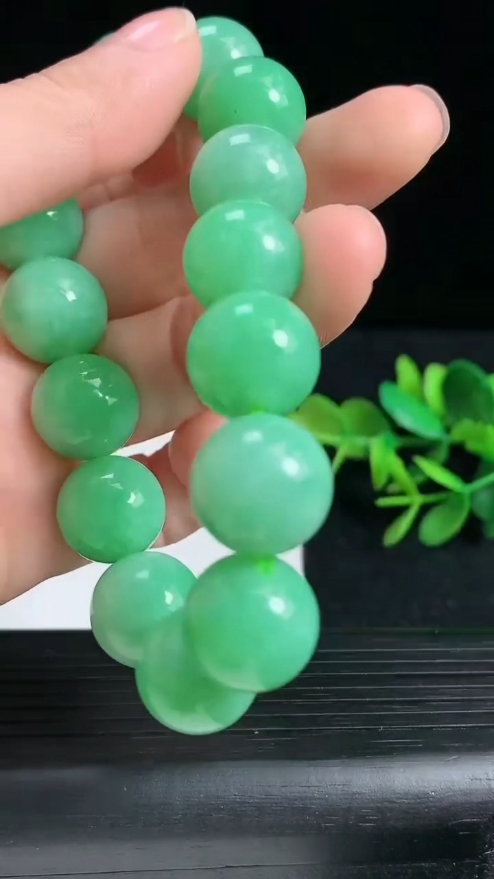天然A货翡翠圆珠手串尺寸13.8-15颗重量:70.43g3月18日
工厂直销收藏佳品,种好水足，色泽均匀，有种有色，上手高大气！