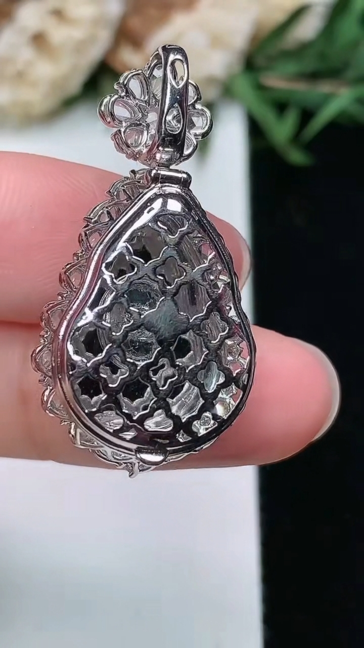 天然A货翡翠葫芦吊坠，尺寸32.8-17.2-11.7，裸石16.9-13，重量:5.33g
3月18日