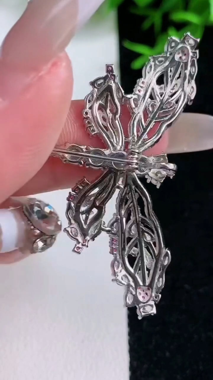 天然A货翡翠蛋面蜻蜓胸针，尺寸3.3，重量:7.45g
3月18日