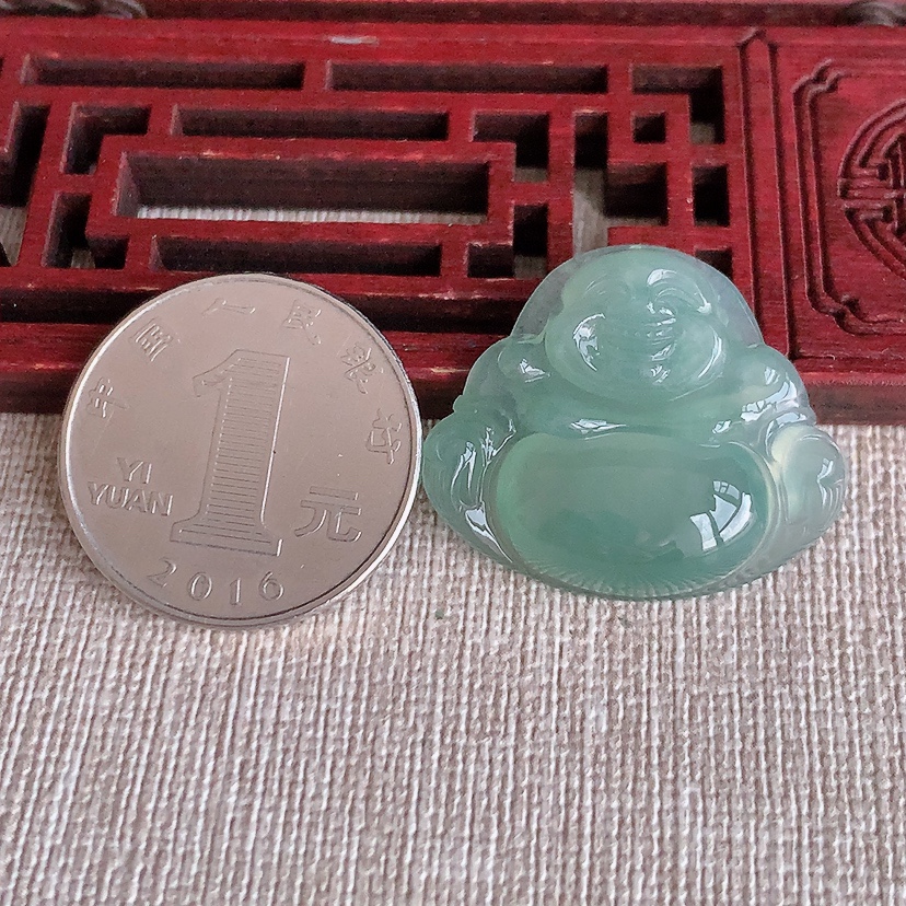 天然A货翡翠晴水佛公吊坠 
尺寸24.6-29-6mm 重量6.33g 0317