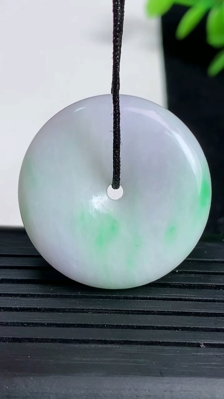 天然A货翡翠平安扣吊坠尺寸28.6-5.8重:10.94g
3月18日
93