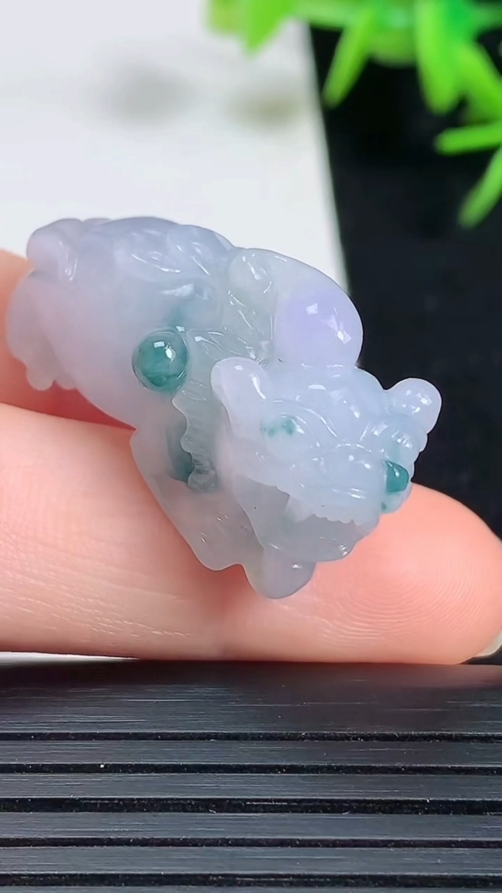 天然A货翡翠紫罗兰 飘花貔貅吊坠，尺寸32.5-13-15.5重量:11.41g
3月18日