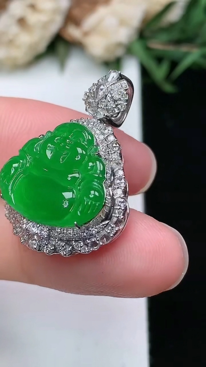 天然A货翡翠佛公吊坠，尺寸26.6-19.3-10，裸石13.7-16.3，重量:4.74g
3月18日