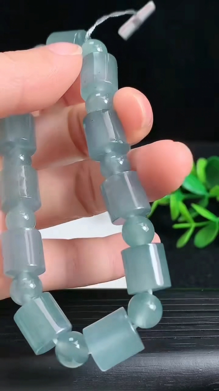 天然A货翡翠路路通手串尺寸10-10重量:39.60g3月18日
工厂直销收藏佳品,种好水足，色泽均匀，有种有色，上手高大气！