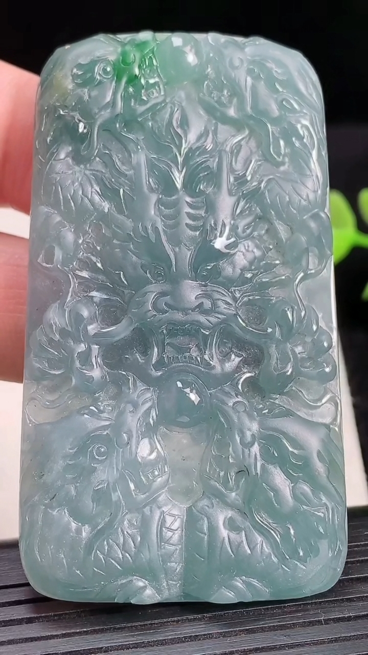 天然A货翡翠蓝水九龙至尊 龙牌吊坠尺寸67-37-7.2重:41.01g
3月18日
766