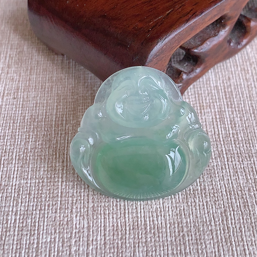 天然A货翡翠晴水佛公吊坠 
尺寸28.6-30-5.5mm 重量7.62g 0317