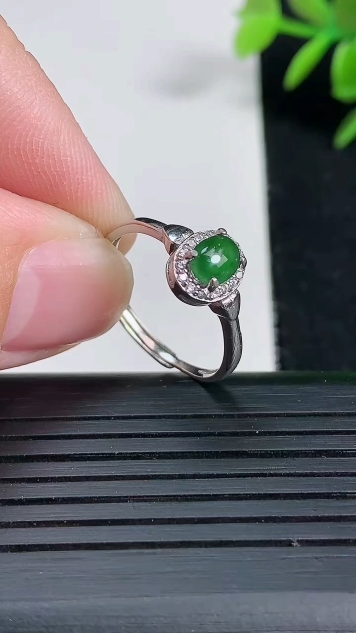 天然A货翡翠蛋面戒指尺寸5.8-4.5重:1.57g2026年3月18日
工厂直销收藏佳品,种好水足