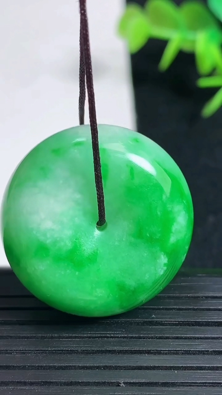 天然A货翡翠平安扣吊坠，尺寸28.5-12.8，重量:21.70g
3月18日