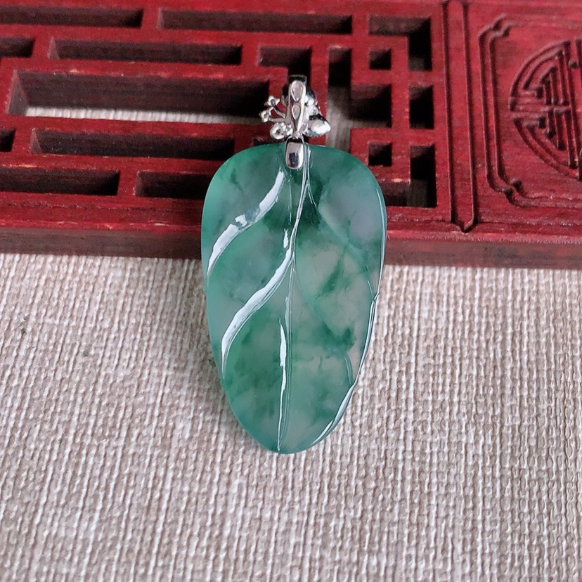 天然A货翡翠18K金扣头飘花叶子金枝玉叶吊坠 
尺寸37.2-30-17.7-3.6mm 重量4.4