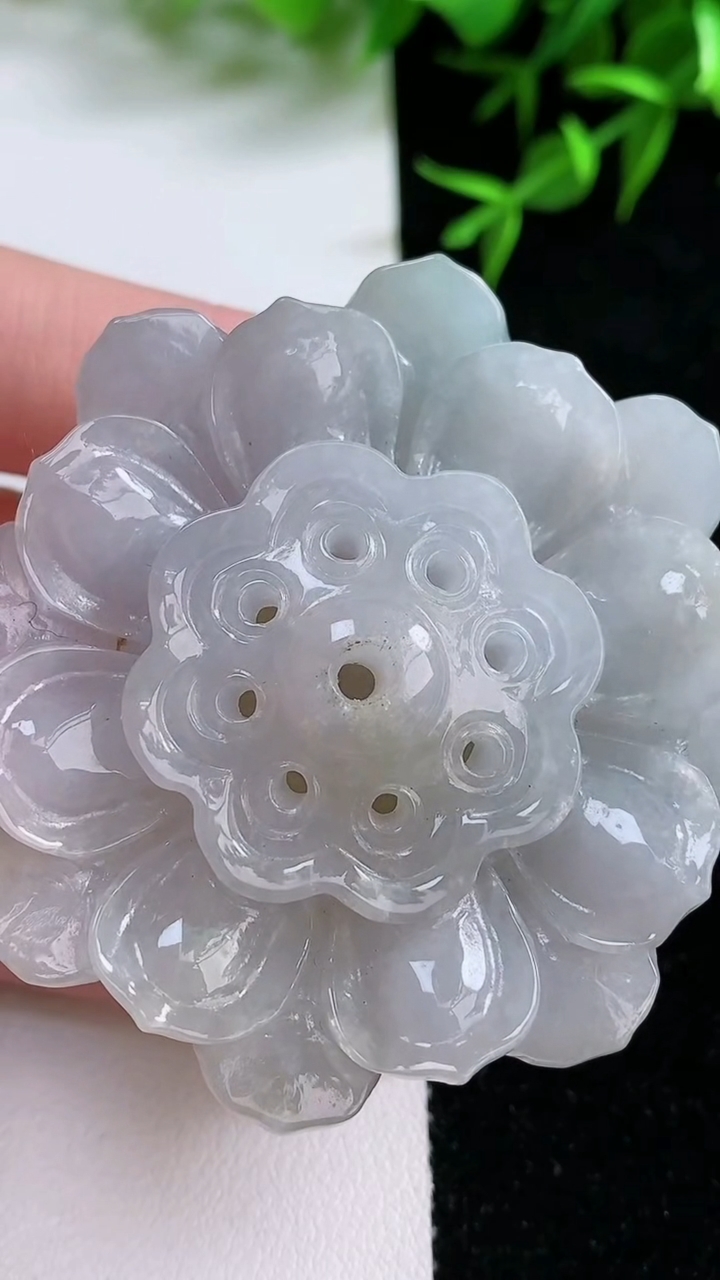 天然A货翡翠荷花小摆件，尺寸50.7-47.2-24，重量:74.05g
3月18日