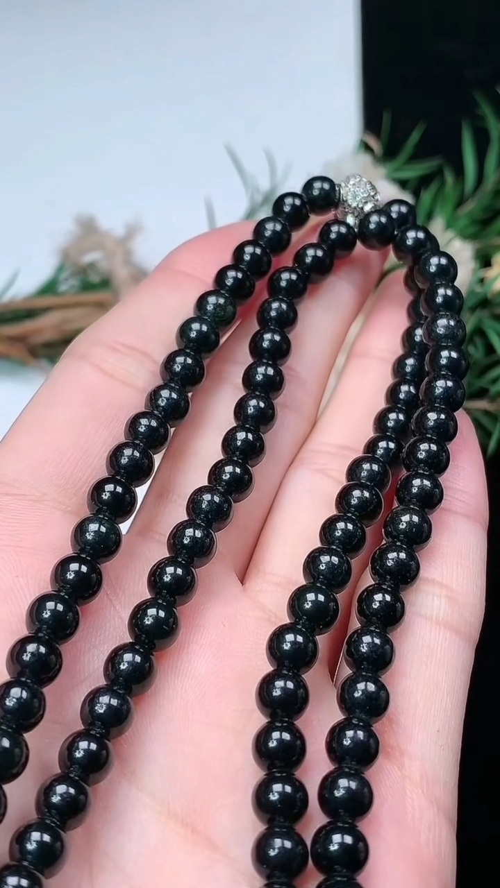 天然A货翡翠墨翠圆珠项链，尺寸5.6-112颗，重量:35.29g
3月18日