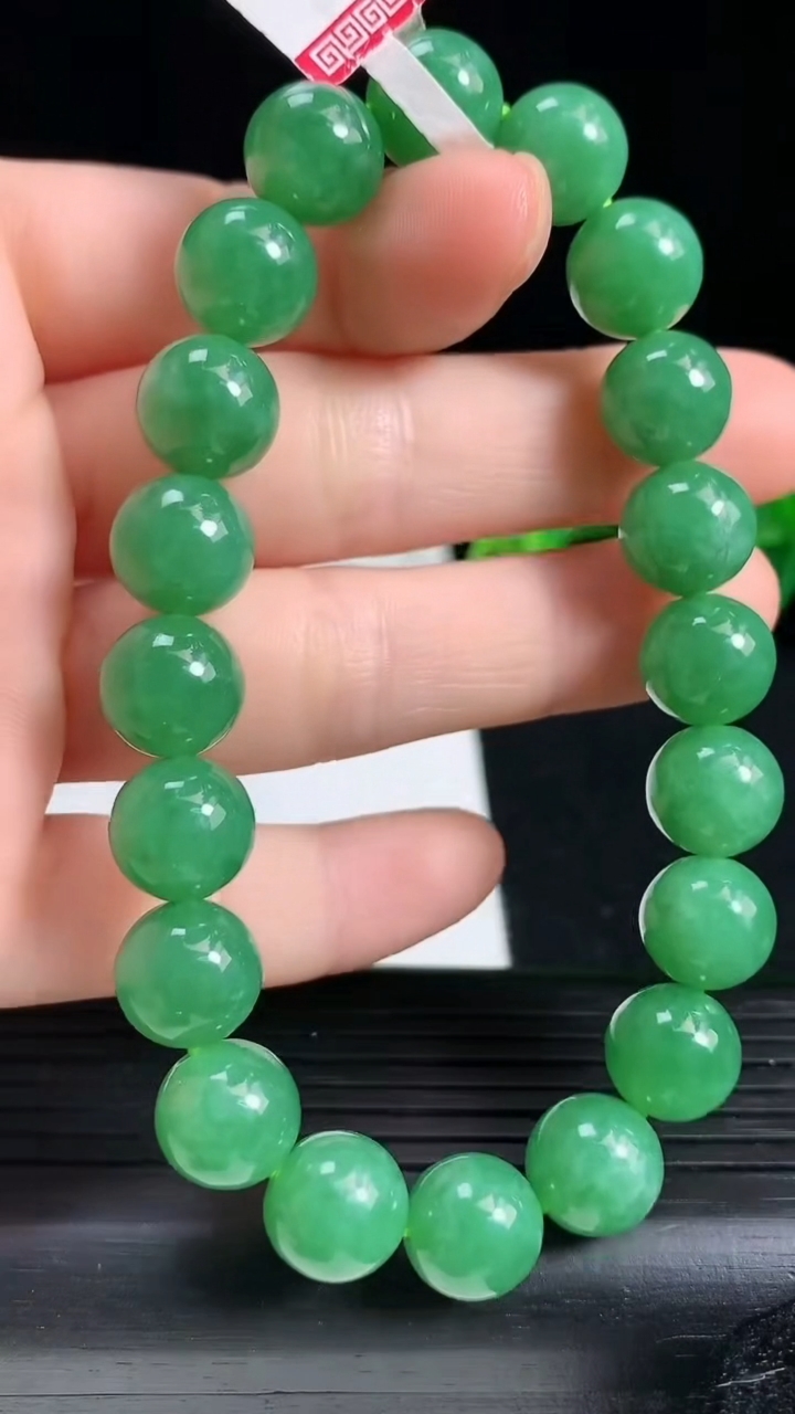 天然A货翡翠圆珠手串，尺寸10重量:34.35g3月18日
工厂直销收藏佳品,种好水足，色泽均匀，有种有色，上手高大气！
