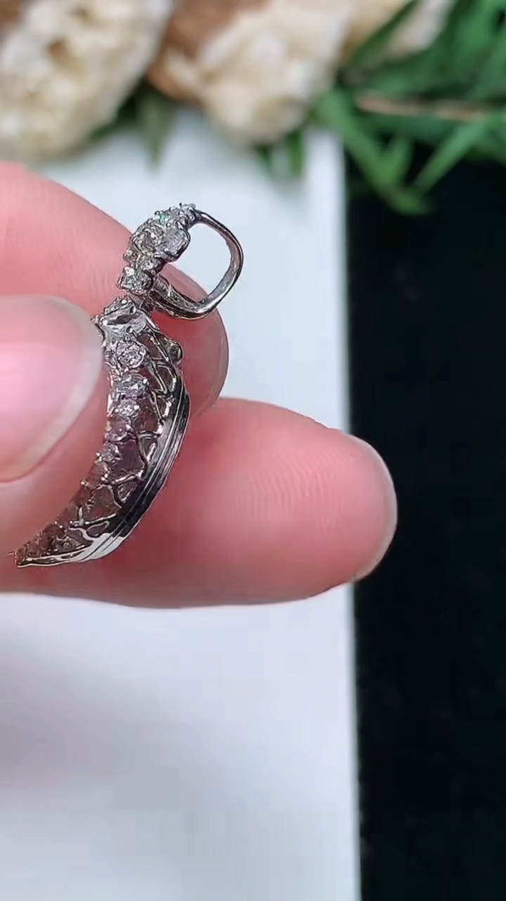 天然A货翡翠蛋面吊坠，尺寸21.3-13.7-11，裸石9，重量:2.85g
3月18日