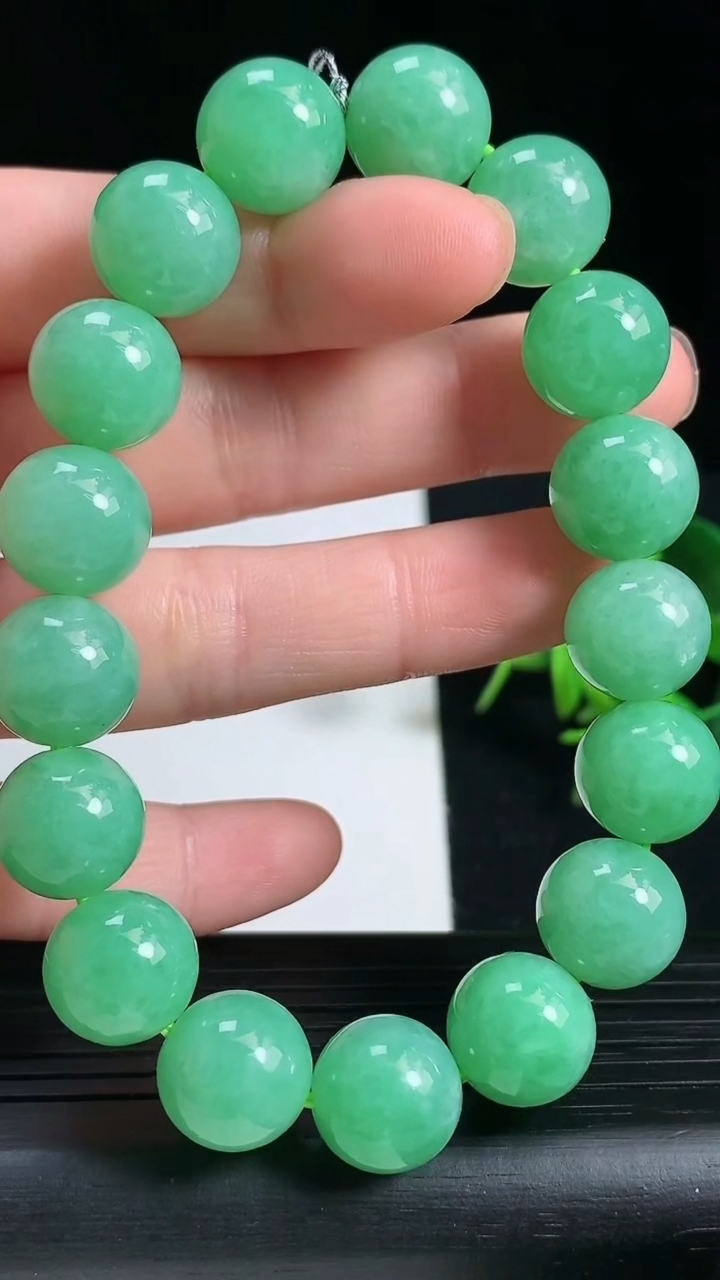天然A货翡翠圆珠手串尺寸12-17颗重量:53.63g3月18日
工厂直销收藏佳品,种好水足，色泽均匀，有种有色，上手高大气！