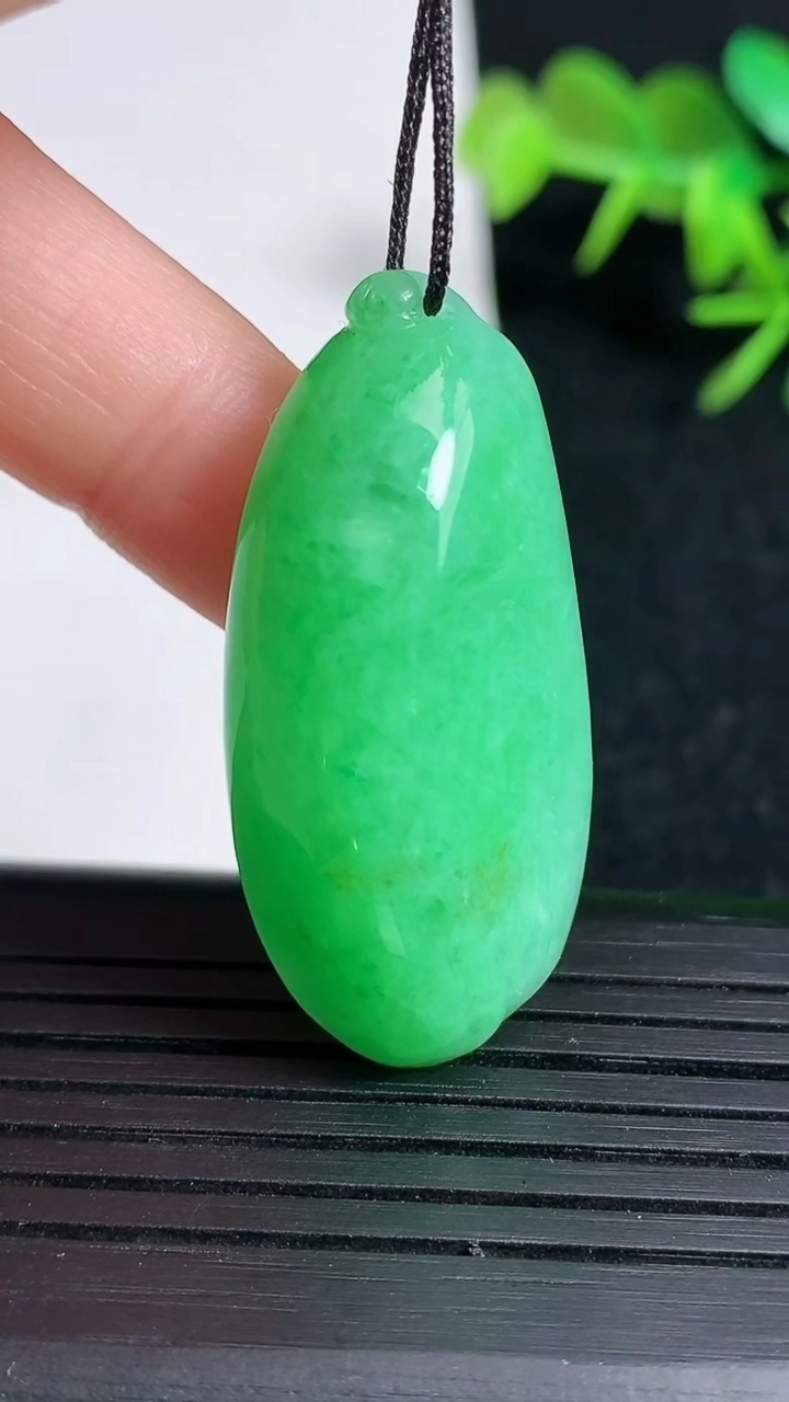 天然A货翡翠福瓜吊坠，尺寸38.5-18.3-11.6，重量:13.54g
3月18日