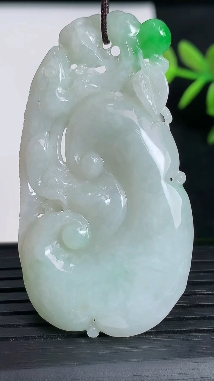 天然A货翡翠如意吊坠尺寸56.1-30.3-5.7重:17.63g
3月18日
535