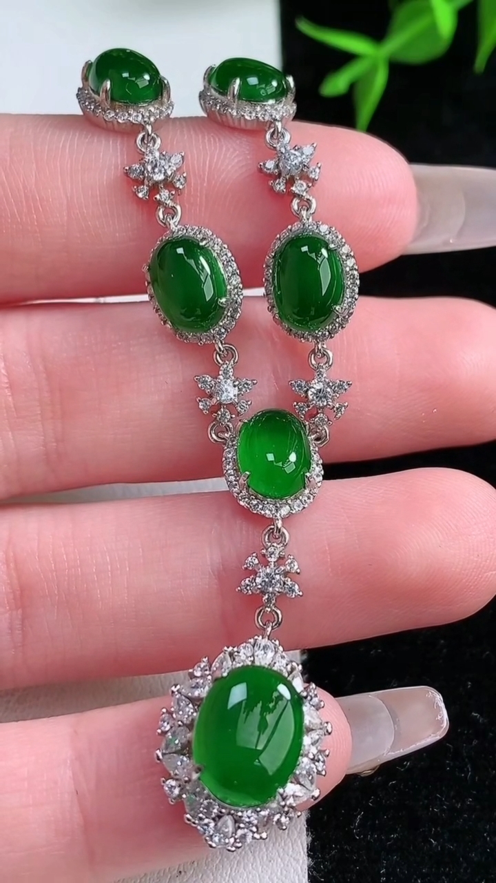 天然A货翡翠蛋面项链，尺寸10-7.8，重量:8.00g
3月18日