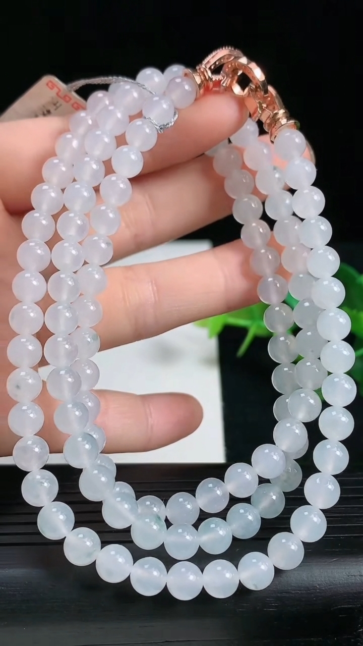 天然A货翡翠种飘花圆珠项链尺寸5.8-108颗重量:44.99g3月18日
工厂直销收藏佳品,种好水足，色泽均匀，有种有色，上手高大气！