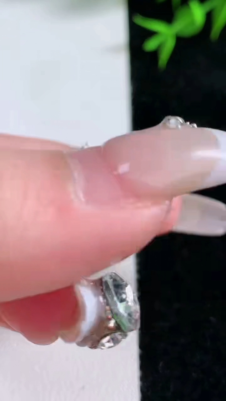 天然A货翡翠蛋面蝴蝶吊坠 胸针，尺寸4.7，重量:8.07g
3月18日