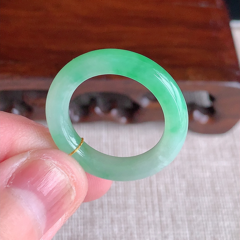 天然A货翡翠飘绿素面戒指 
尺寸17.8-4.7-4mm 重量3.74g 0317