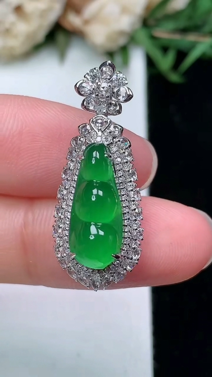 天然A货翡翠福豆吊坠，尺寸28.8-11.3-11.3
3月18日