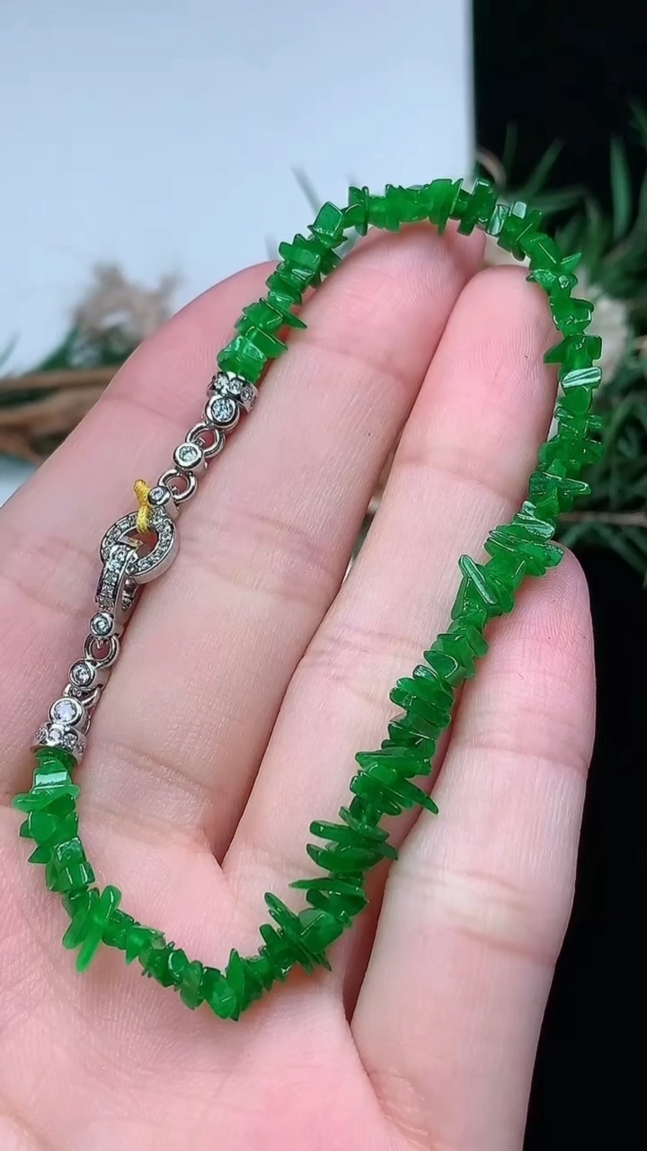 天然A货翡翠岁岁平安手串，尺寸7.2-2.3-1.4，重量:5.34g3月18日
工厂直销收藏佳品,