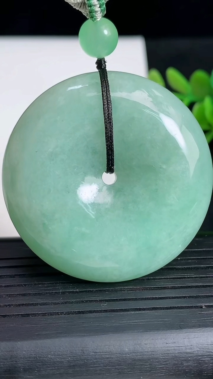 天然A货翡翠平安扣吊坠尺寸45.2-11.8重:48.69g
3月18日
恒德