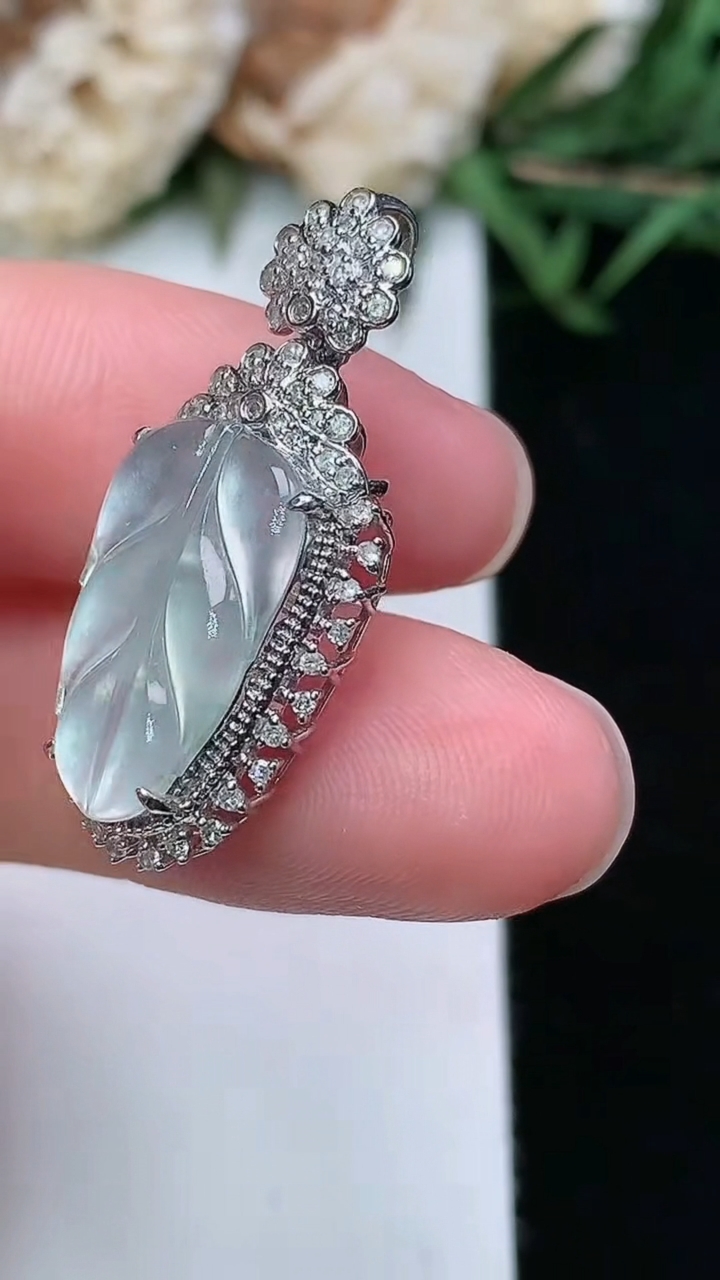 天然A货翡翠白冰金枝玉叶 叶子吊坠，尺寸28.4-13.4-7.2，裸石16.3-10，重量:2.75g
3月18日