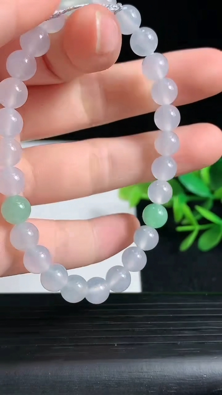 天然A货翡翠圆珠手串尺寸6.5-27颗重量:14.68g3月18日
工厂直销收藏佳品,种好水足，色泽均匀，有种有色，上手高大气！