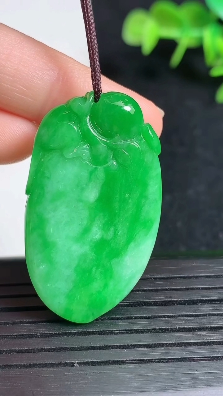 天然A货翡翠福瓜吊坠，尺寸36.3-21-9，重量:13.51g
3月18日