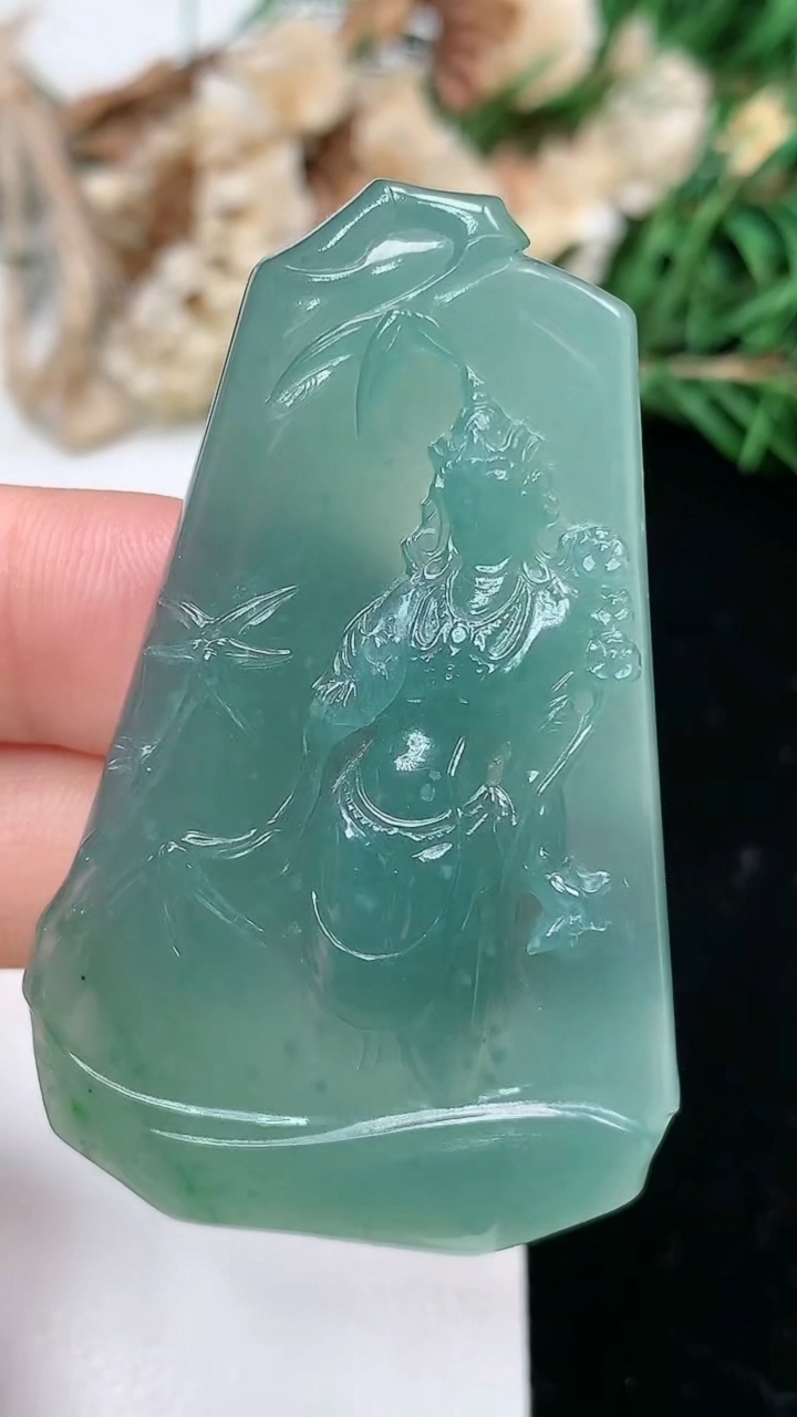 天然A货翡翠蓝水大势至观音菩萨吊坠，尺寸50.6-32.4-5.5，重量:17.01g
3月18日