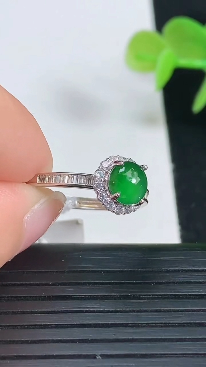 天然A货翡翠蛋面戒指尺寸17.5-8.2-7.6裸石5.4-5.5重量:1.83g2026年3月18日
工厂直销收藏佳品,种好水足，色泽均匀，有种有色，上手高大气！