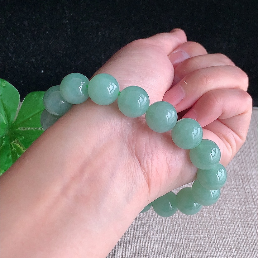 天然A货翡翠满绿圆珠佛珠手串17颗 
尺寸12.5mm 重量62.78g 0317