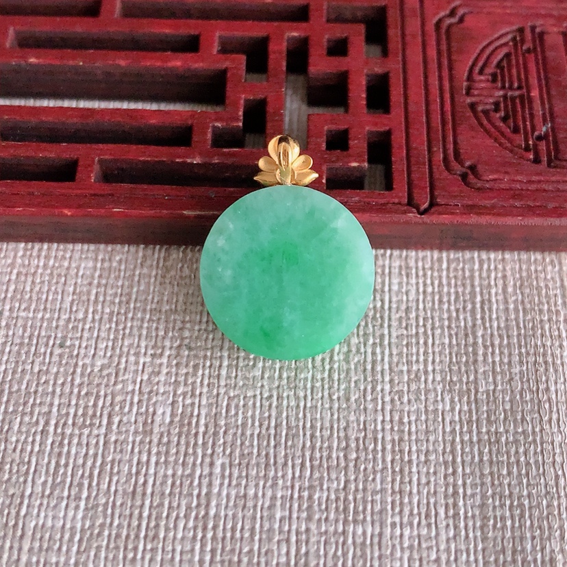天然A货翡翠18K金扣头满绿无事牌吊坠 
尺寸21.8-16.3-6.3mm 重量4.93g 0317