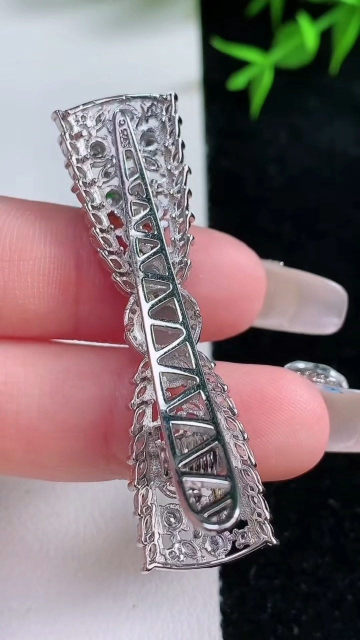 天然A货翡翠925银蓝水蛋面蝴蝶结发夹，尺寸5.7，重量:9.56g
3月18日