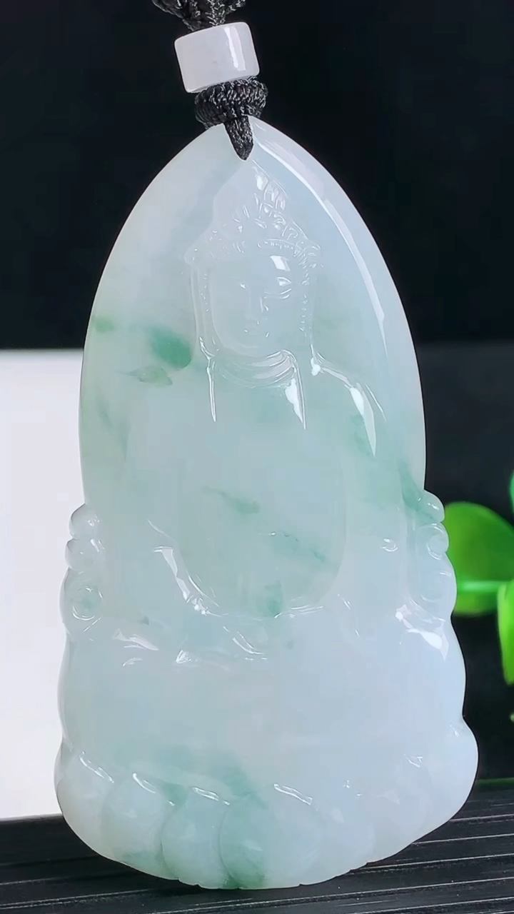 天然A货翡翠种飘花观音菩萨吊坠尺寸63-35.1-5.7重量:30.15g
3月18日