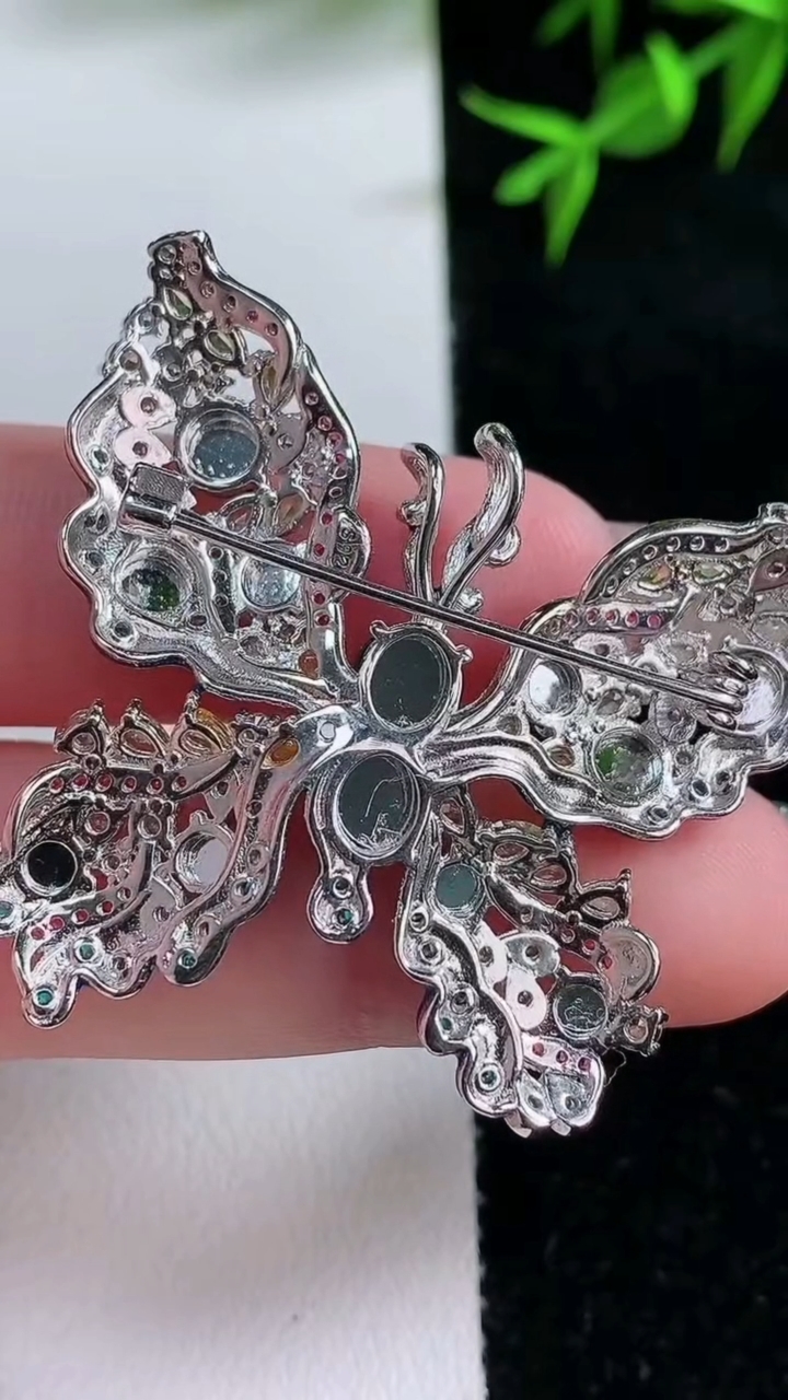 天然A货翡翠蛋面蝴蝶胸针，尺寸5，重量:10.88g
3月18日