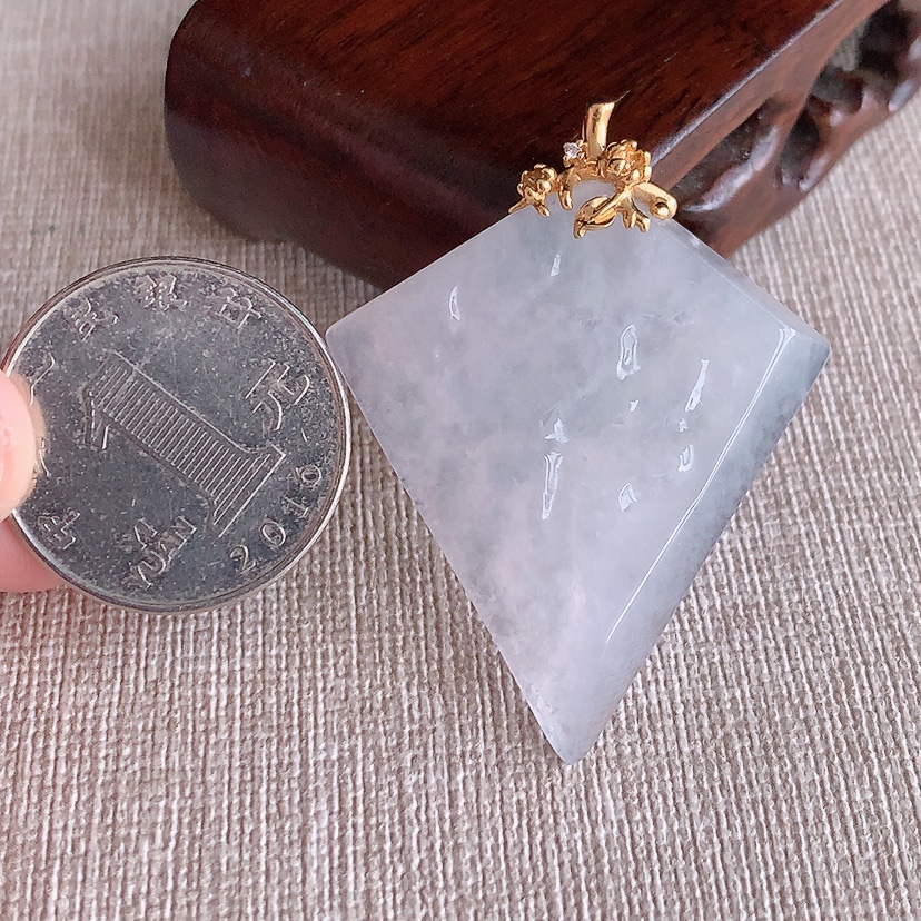 天然A货翡翠18K金镶嵌白月光随形吊坠 
尺寸46.3-40.8-35.3-5.3mm 重量12.42g 0317