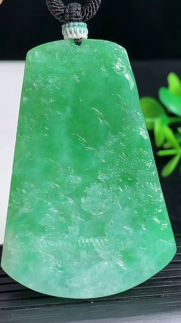 天然A货翡翠山水牌吊坠尺寸59-40.5-5.2重量:32.48g
3月18日