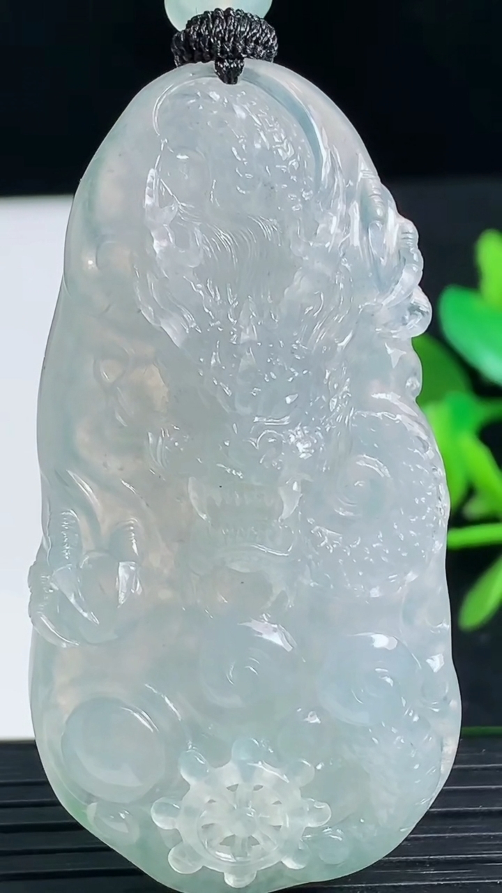 天然A货翡翠种白冰龙牌吊坠尺寸55.1-28.8-10.3重量:28.60g
3月18日