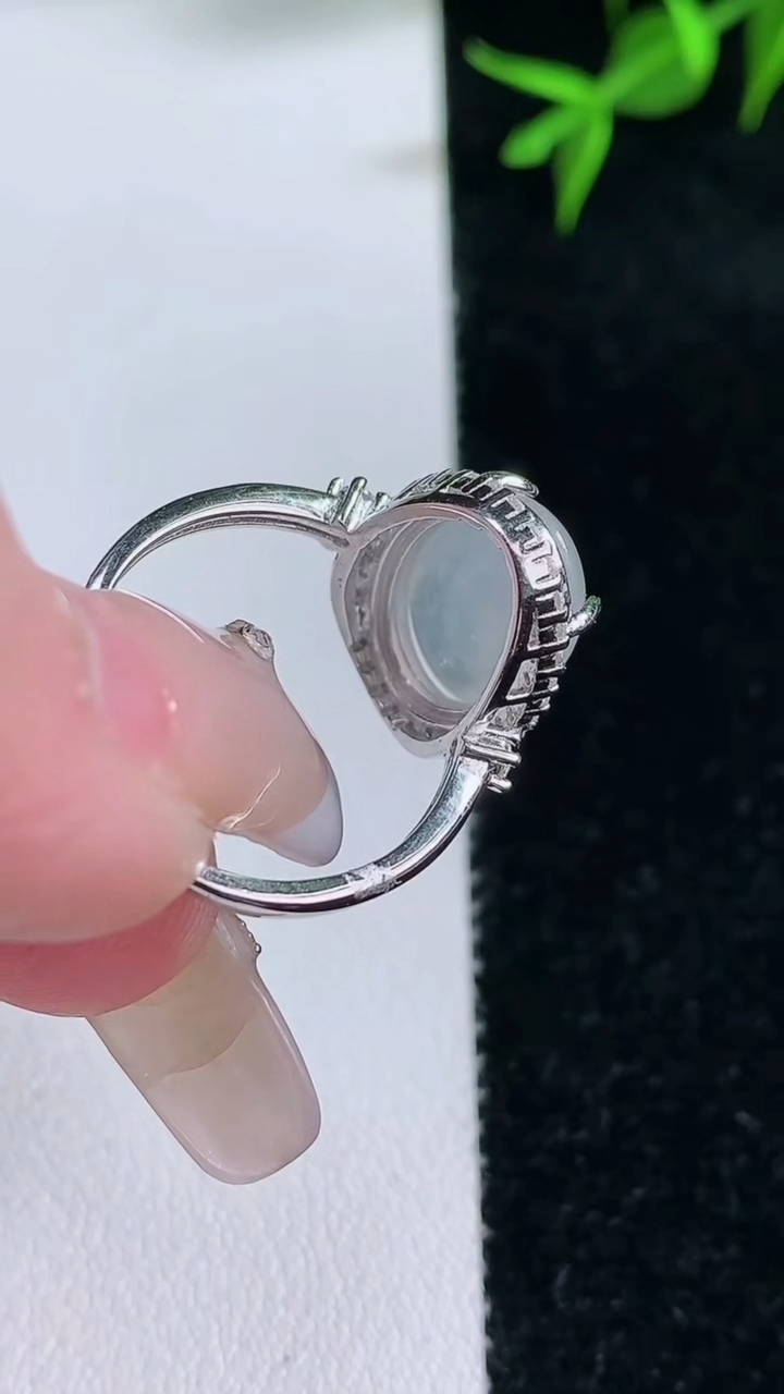 天然A货翡翠蛋面戒指，尺寸15.4-10-5.6，重量:3.85g2026年3月18日
工厂直销收藏佳品,种好水足，色泽均匀，有种有色，上手高大气！