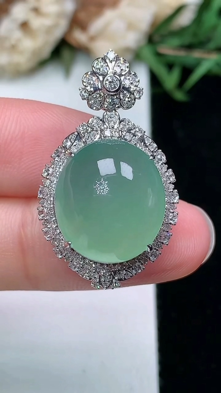 天然A货翡翠蛋面吊坠，尺寸30-17.8-12.7，裸石15-13.4，重量:5.02g
3月18日