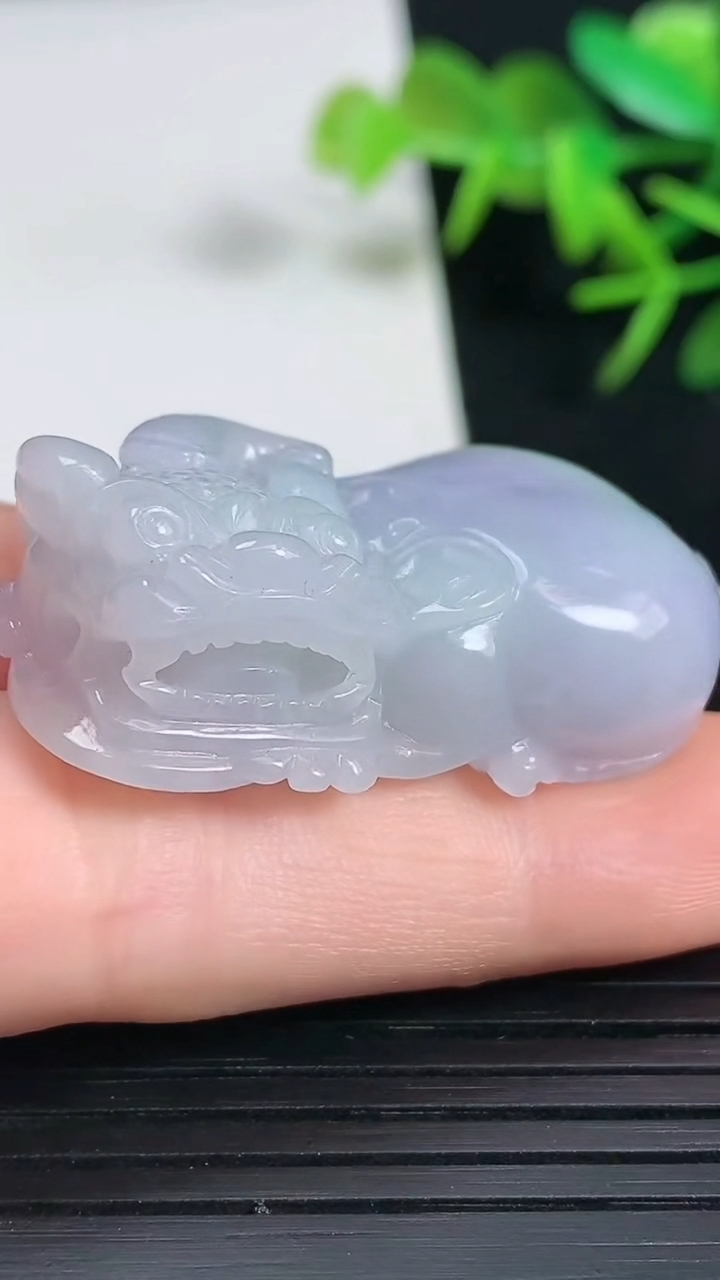 天然A货翡翠紫罗兰霸王貔貅吊坠，尺寸37.6–20-12，重量:20.80g
3月18日