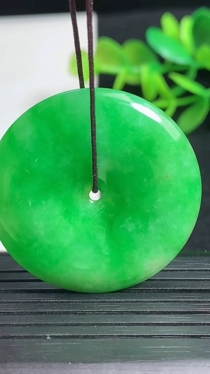 天然A货翡翠平安扣吊坠，尺寸35-5.3重量:13.35g
3月18日