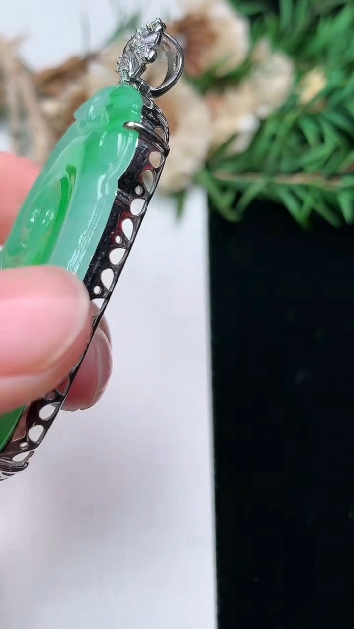 天然A货翡翠如意吊坠，尺寸48.8-30.2-6.7，重量:21.10g
3月18日